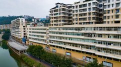 通过对老旧外墙进行拆除、真石漆涂刷、加装铝