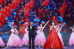 全场起立高唱《难忘今宵》