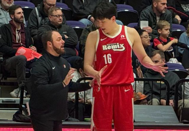 杨瀚森发展联盟首秀失误6次犯规5次，高薪难掩低