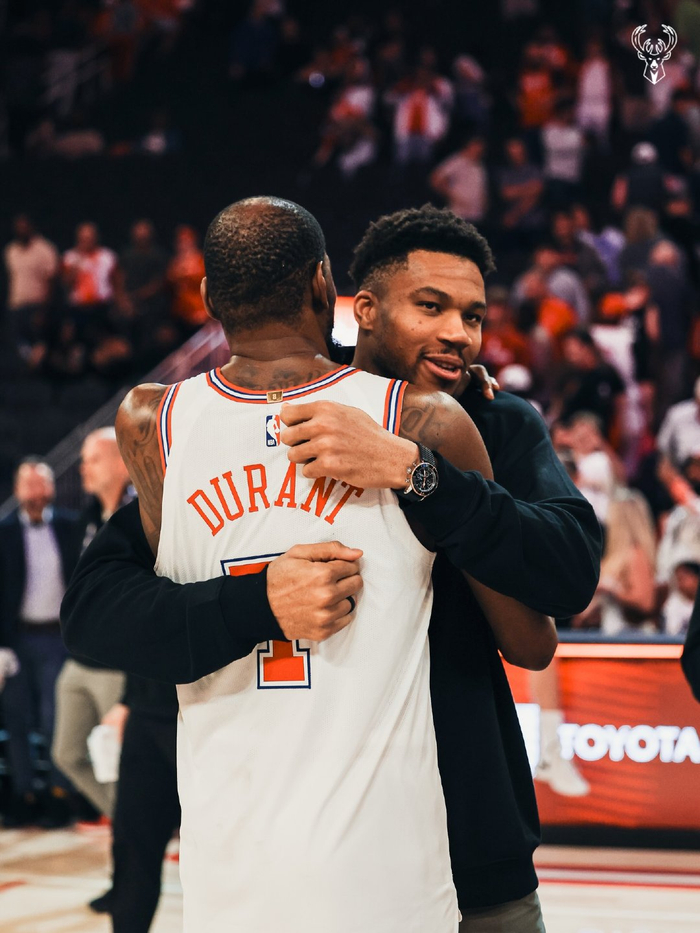 雄鹿官方晒图引热议 球队动态引发关注