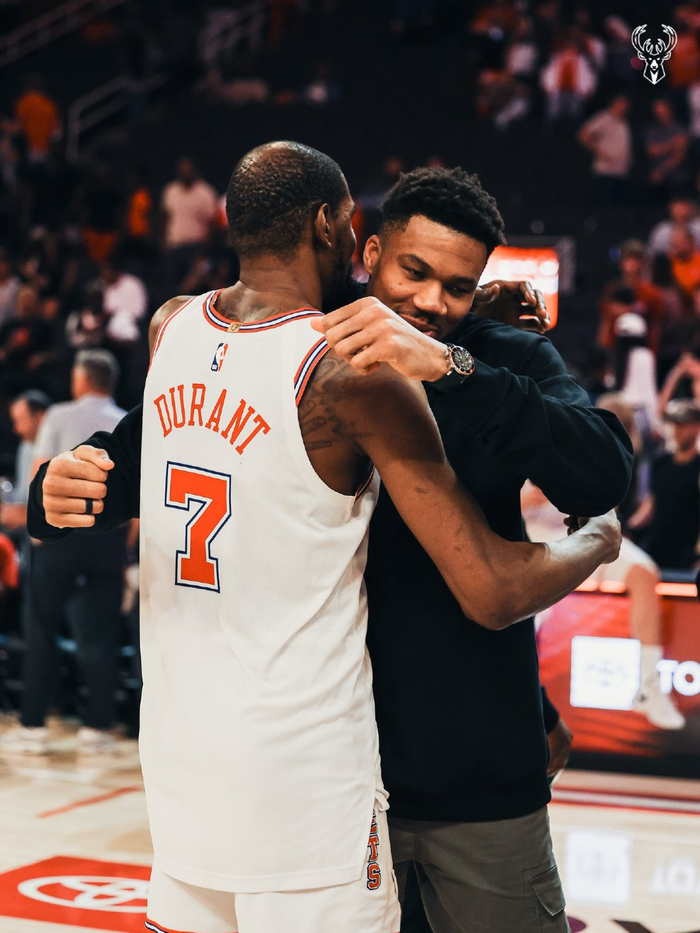 雄鹿官方晒图引热议 球队动态引发关注