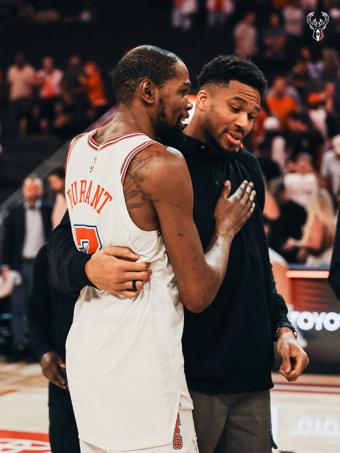 雄鹿官方晒图引热议 球队动态引发关注