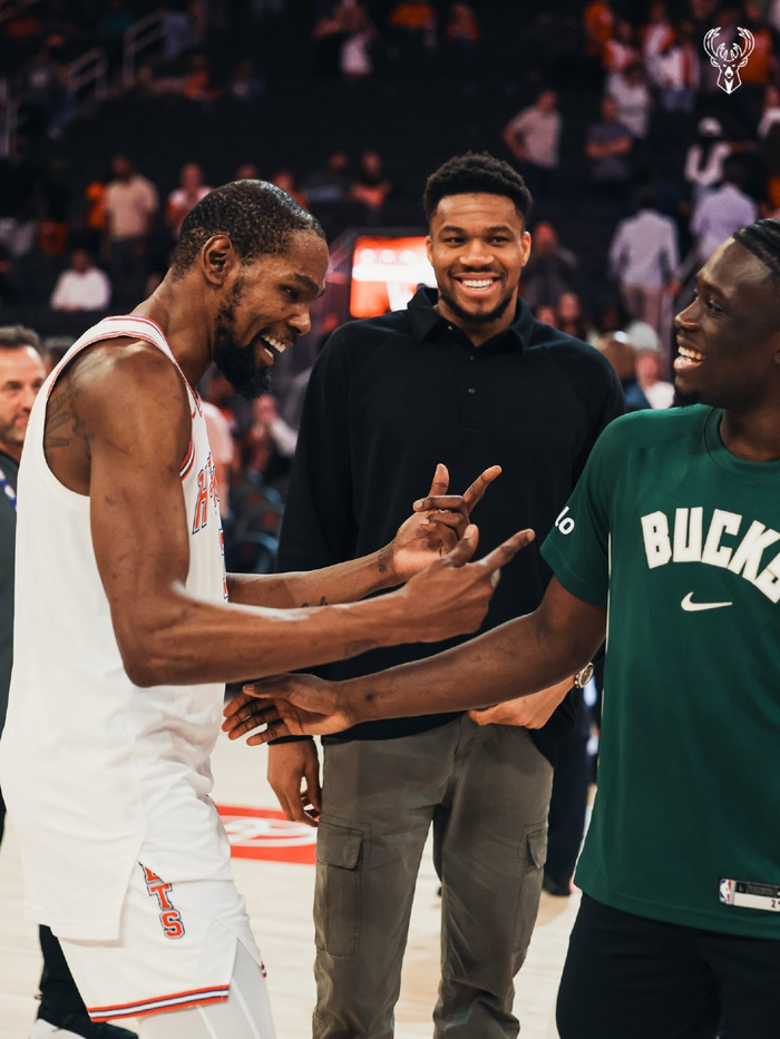 雄鹿官方晒图引热议 球队动态引发关注